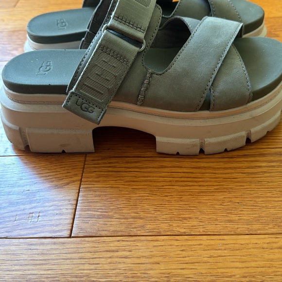 Ugg sandals gently worn women’s size 6.5 - Picture 5 of 8